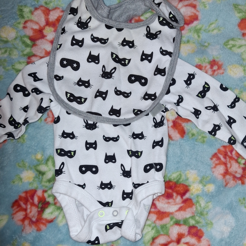 Animal Masks Patterned Long Sleeve Onesie And Bib Set